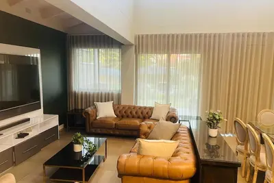 Image de Modern 3-Bedroom House with Private Garden & Parking. Close to amenities