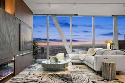 Image de Executive City Retreat: Amazing Views + Parking!