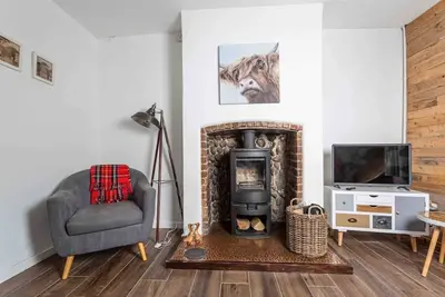 Image de A spacious, but cosy, traditional flint cottage within 2 mins walk to the beach