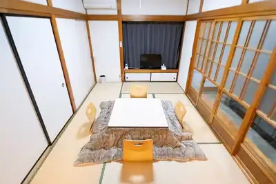 Image de Within a 10-minute walk from the Shinkansen station (Nasushiobara Station), the inn is sunny and has a sunken kotatsu for relaxing! Convenience stores and a supermarket are within a 3-minute walk!