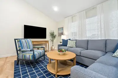 Image de 3br/3ba Condo w/ New Interior Walk to Jordan-Hare