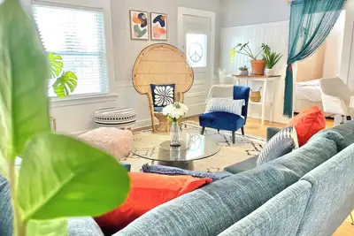 Image de Bright Bungalow, King-size Bed, Fence-in Backyard–Warm, Cozy & Dog Friendly