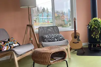 Image de Colorful upstairs studio with lofted bed and soaking tub