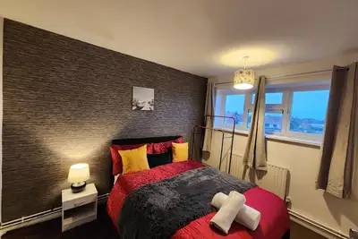 Image de Cosy 2 bedroom Family size Apartment 7 minutes walk from Elms park Train station