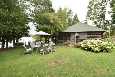 Image de Classic log cottage on Mississippi Lake\n5 min to Carleton Place 30 min to Ottawa