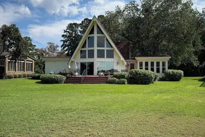 Image de Well-Equipped Lakefront Home on a Large Lot with Dock Access and Sunset Views