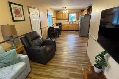 Image de Cozy 1-bedroom cabin right on the river.