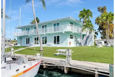 Newly built! Waterfront Views, Pool & Tiki Bar