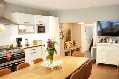 Image de Gemütliches Haus für 10 Personen Stadt 15 Minuten zu Fuß Straßenbahn 5 Minuten by Interhome