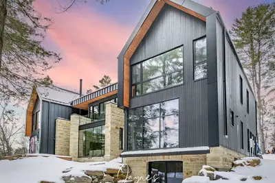 Image de 7 bed 7 bath cottage on Lake Joseph