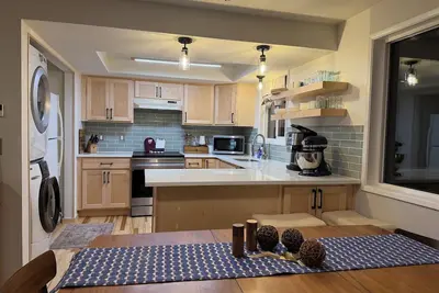 Image de Private, cozy newly renovated 2bd West Olympia bungalow w/ sweet backyard office