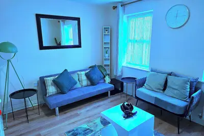 Image de Large 4 Bed Contractor-Friendly Home | Free Parking | Near Chatham Station & M2