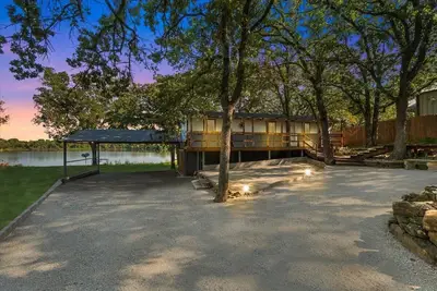 Image de Escape to a Cozy Lakefront Cabin on Lake Amon Carter with Private Dock