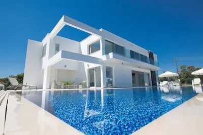 Image de Moderne 3-Schlafzimmer-Villa mit atemberaubendem Meerblick by Interhome