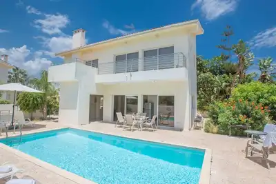 Image de Helle Ferienvilla mit Pool by Interhome