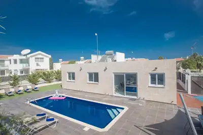 Image de 3 Schlafzimmer Villa mit Pool in Protaras Zentrum by Interhome
