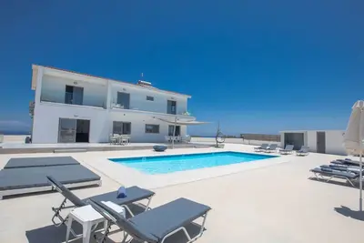 Image de Geräumiges Ferienhaus für 12 Personen in Paralini by Interhome