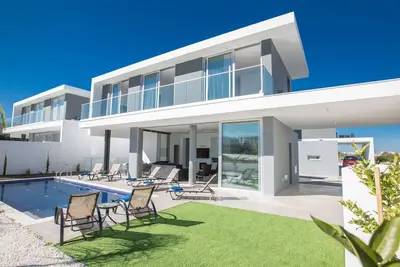 Image de Atemberaubende Villa Olivine mit Meerblick by Interhome