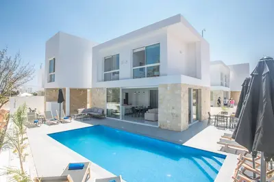 Image de 4-Schlafzimmer-Villa mit Pool im Zentrum von Protaras by Interhome