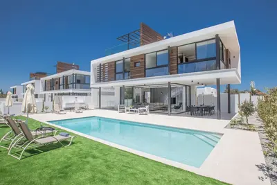 Geräumige Villa mit großem Garten und Pool by Interhome