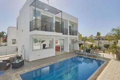 Image de in Paralimni mit geräumigem Garten by Interhome