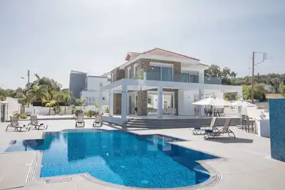 Image de 5 Schlafzimmer Privater Pool in Protaras Zentrum by Interhome