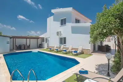 Image de Geräumige Villa mit 3 Schlafzimmern und Pool in Protaras by Interhome