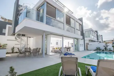 Image de 3-Schlafzimmer-Villa mit Pool, Dachgarten, Meerblick by Interhome