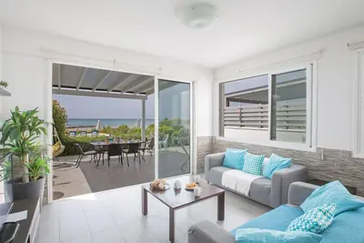 Image de Moderne, geräumige Villa am Strand mit Pool by Interhome