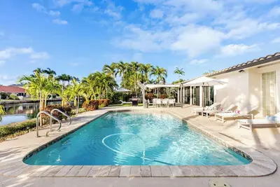 Image de New 4br Waterfront w/Private Pool @ Golden Isles