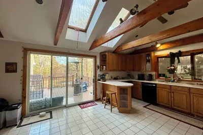 Image de Walk path to Gillette stadium/trains. Water access, 6 acres. 2units for June.