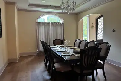 Image de Grand 6 Bedroom House in Bartlett!