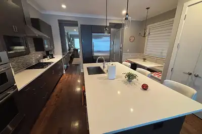 Image de Calling all Cubs Fans: Beautiful 4-bedroom condo across from Wrigley Field