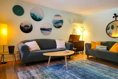 Image de Private 2 bedroom cottage with fenced yard, firepit, sundeck, walk/bike to beach