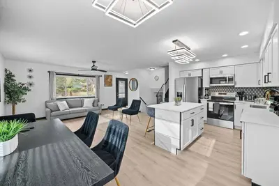 Image de Central Location • Four Bedrooms • Modern Open Layout • Game Room