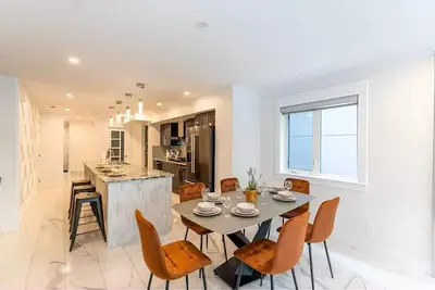 Image de Lux New House by Ua/Train/Rogers Place/Hospital/Ravine/Ac/D-garage/sleep 12