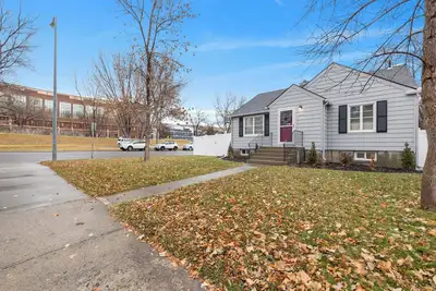 Image de Updated 2-bedroom Lower Apartment minutes from Hospitals