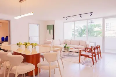 Image de 1b • Functional 5br Apt • 4 Baths • Great for Groups