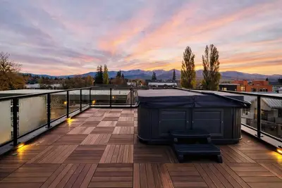 Image de Luxe Downtown Penthouse • Panoramic Hot Tub Views