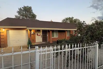 Image de Cozy Modern Home- Sleeps 10- Dog Friendly