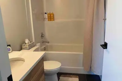 Image de Cozy 2 bedroom townhouse with private entrance for your comfort and safety.