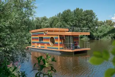 Image de Spacieuse péniche avec plateforme de baignade, terrasse sur le toit et balançoire