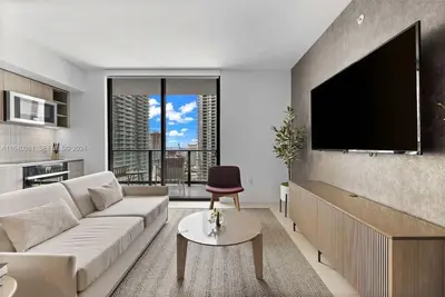 Image de Spacious 2 Bedroom Corner Unit Wraparound Balcony