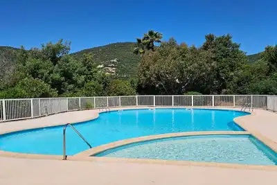 Image de Appartement de vacances dans résidence avec piscine! Climatisé