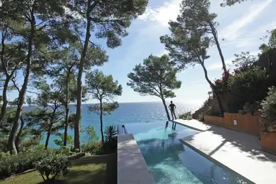 Image de Luxury Seafront Villa • Infinity Pool - Walk to Beach