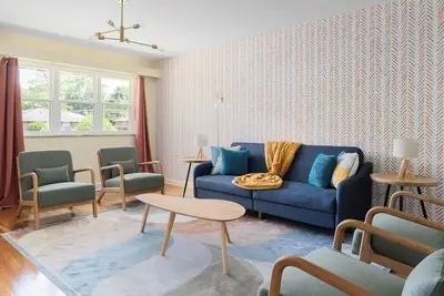 Image de Chic | King Bed | Family Items & Games | Dogs ok