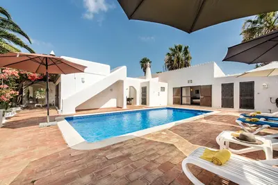 Image de Casa Rouxinol - Spacious villa set in mature gardens on Carvoeiro Club