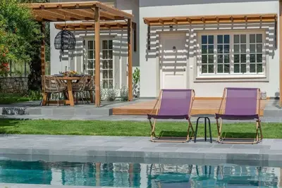 Three-Bedroom Cottage • Private Pool & Mountain View