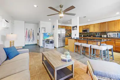 Image de Last Minute Special! 2 Bedrooms & Steps to Beach! Pool & Hot Tub!
