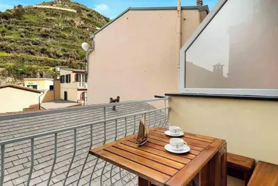 Image de L'appartement Il Baluardo est le meilleur refuge pour une vacance de rêve à Manarola, où vous pouvez profiter de la nature environnante et de la culture locale, en vivant une expérience authentique et inoubliable. Sur 4 étages, il vous offre tout le